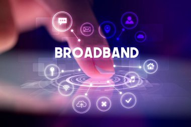 Web teknolojisi simgeleri ve BROADBAND yazıtları ile tablete dokunmak, web teknolojisi kavramı