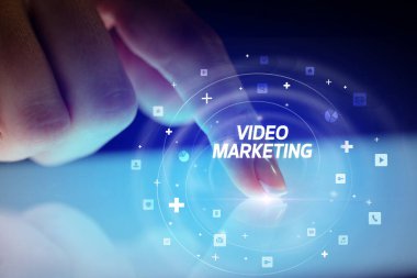 Sosyal medya simgeleri ve Video Pazarlama ile parmak dokunma tablet