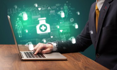 Ekrandan çıkan ilaç simgeleriyle ilgili tıbbi sorunlar için internette el taraması