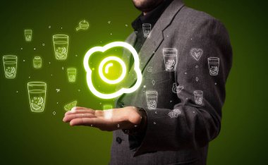 Elle tutulan yumurta ikonu, sağlıklı yemek teslimatı konsepti.