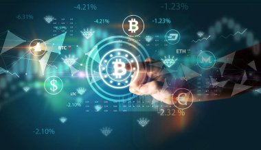 İş adamı, multimedya dokunmatik ekran fütüristik konseptinde bitcoin sembolünü elle bastırıyor