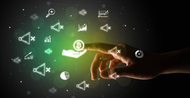 İş adamı parmağı ekranda el çizimi ile multimedya arayüzüne dokunarak bitcoin simgeleri fütüristik kavram verir