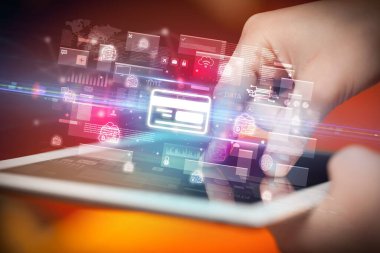 İçinde kredi kartı simgeleri olan tablet kullanan bir elin yakın çekimi, dijital para birimi kavramı