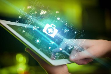 İlk yardım simgeleriyle, modern sağlık hizmetleri konseptiyle dokunmatik ekranın yakın çekimi