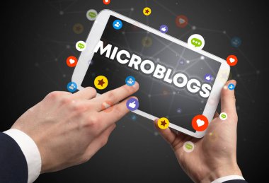 MICROBLOGS yazıtları, sosyal ağ konsepti ile dokunmatik ekranın yakın plan görüntüsü