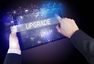 Bir tabletin UPGRADE yazıtlarını, yüksek teknoloji bilgisayar konseptini ararken yakın plan görüntüsü