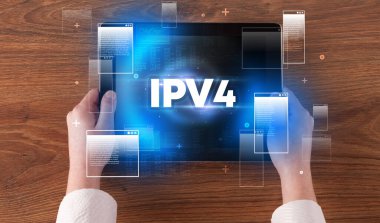 IPV4 kısaltmalı bir el hapının yakın çekimi, modern teknoloji kavramı