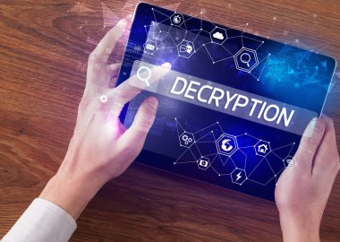 DECRYPTION yazıtlarının arandığı bir tabletin yakın plan görüntüsü, yüksek teknoloji bilgisayar kavramı