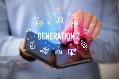 Katlanabilir bir akıllı telefonu olan işadamı Z GENERATION yazıtlı, sosyal medya kavramına sahip