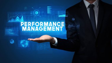 İş adamının elinde Performans Yönetimi yazıtları, iş başarısı kavramı var.