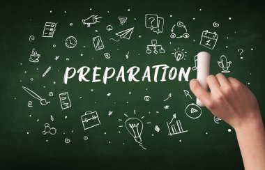 Tahtaya beyaz tebeşirle el çizimi hazırlama, eğitim kavramı