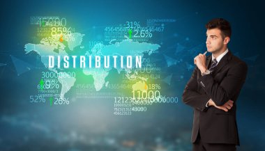 DİSTRIBUTION yazıtları ve iş konsepti ile ilgili bir kararın önündeki işadamı