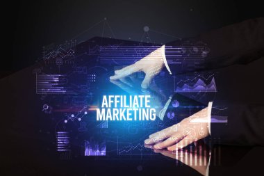 İşadamı büyük ekrana AFFILIATE MARKETING yazıtları, siber iş konsepti ile dokunuyor