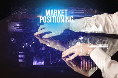 İşadamı, MARKET POSITIONING yazıtları, siber iş konsepti ile büyük ekrana dokunuyor