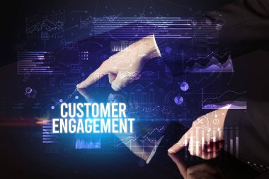 İşadamı CUSTOMER ENGAGEMENT yazıtları, siber iş konsepti ile büyük ekrana dokunuyor