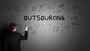 İş adamı, OutTSOURCING yazıtları ve iş stratejisi konseptiyle yaratıcı bir fikir çizimi yapıyor.