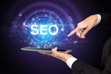 SEO kısaltması, modern teknoloji konsepti ile dokunmatik ekrana yakın çekim