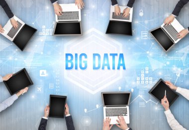 Büyük Veritabanı yazıtları ve modern teknoloji konseptiyle Ofiste Çalışan Meşgul İnsanlar Grubu