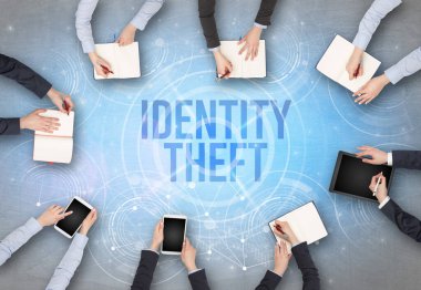 Bir dizüstü bilgisayarın önünde kimlik tespiti, web güvenlik kavramı olan bir grup insan.