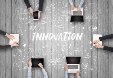INNOVATION yazıtları ve ortak çalışma kavramı ile birlikte çalışan bir grup iş adamı