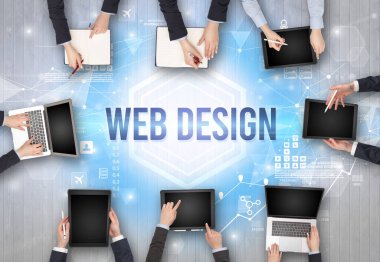 WeB DESIGN yazıtları, modern teknoloji konsepti olan bir ofiste çalışan meşgul insanlar grubu