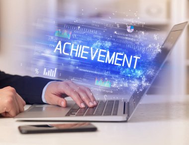 İş adamlarının dizüstü bilgisayarda ACHIEVEMENT yazıtları ve başarılı iş konsepti ile birlikte çalışması