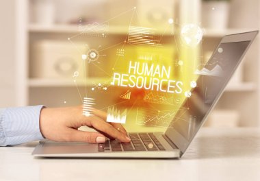 Bilgisayarda çalışan bir iş adamının yan görüntüsü HUMAN RESOURCES yazıtları, modern iş konsepti