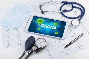 CORONA yazıtları, mikrobiyoloji kavramına sahip bir tabletin yakın plan görüntüsü