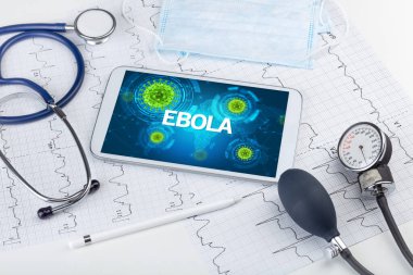 EBOLA yazıtları ve mikrobiyoloji kavramına sahip bir tabletin yakın görüntüsü