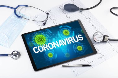 CORONAVIRUS yazıtları, mikrobiyoloji kavramına sahip bir tabletin yakın görüntüsü