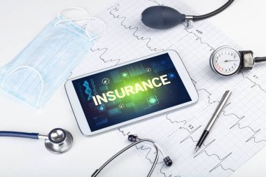 INSURANCE yazıtları, önleme kavramı içeren tablet bilgisayar ve tıbbi malzemeler