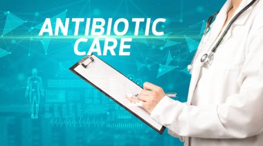 Doktor panoya ANTIBIOTIC CARE yazısını, tıbbi tanı kavramını içeren notlar yazar.