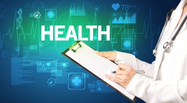 Genç doktor, sağlık sigortası kavramına ve sağlık yazısına sahip notlar yazıyor.