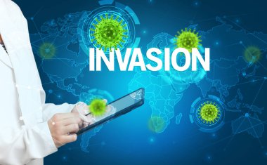 Doktor tıbbi kayıtları INVASION yazıtları ve viroloji konseptiyle dolduruyor.