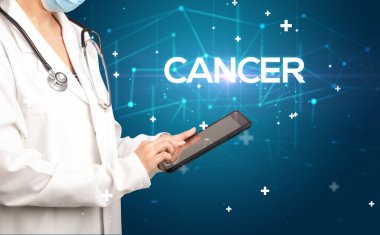 Doktor CANCER yazıtları ve tıbbi konseptle tıbbi kayıtları dolduruyor.