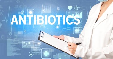 Genç doktor, AnTIBIOTICS yazıtları ve sağlık konseptiyle notlar yazıyor.