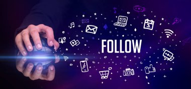 FOLLOW yazıtları ve sosyal medya konseptiyle el ele tutuşmak