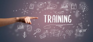 Kesilmiş ellerin yakın çekimi eğitim yazıtlarına işaret ediyor, modern iş çözümleri kavramı