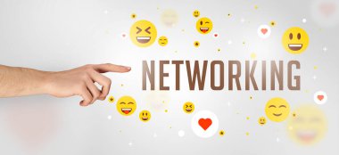 NETworking yazıtlarına, sosyal medya kavramına işaret eden kırpılmış ellerin yakın çekimi