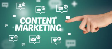 İçindekilere işaret eden kırpılmış ellerin yakın çekimi. Yazıt, sosyal ağ konsepti.