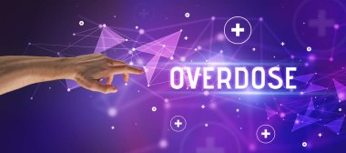 Kesilmiş ellerin yakın çekimi OVERDOSE yazıtlarına, tıbbi konsepte işaret ediyor