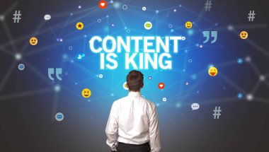 İçeriği olan bir işadamının arka görüşü King yazıtları ve sosyal ağ kavramlarıdır