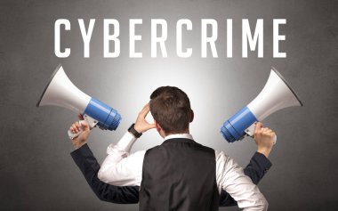 CYBERCRIME yazıtları ve siber güvenlik kavramına sahip bir işadamının arka görüntüsü