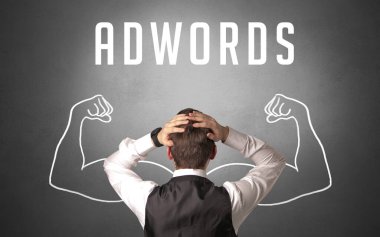 ADWORDS yazıtları ve güçlü iş konsepti olan bir iş adamının arka görünüşü
