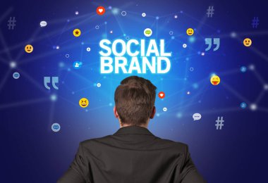 SOCIAL BRAND yazıtları, sosyal ağ kavramına sahip bir işadamının arka görüşü