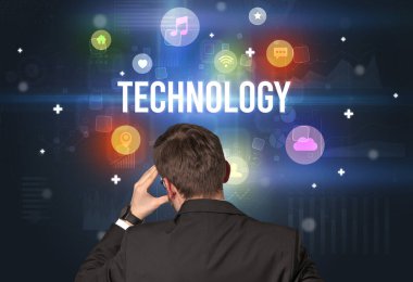 TECHNOLOGY yazıtları ve modern teknoloji kavramına sahip bir işadamının arka görüşü