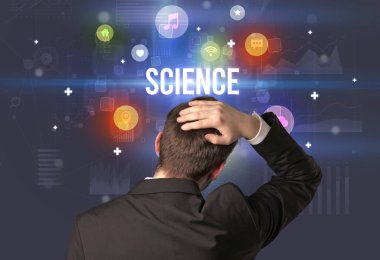 Bilimsel yazıtlara ve modern teknoloji kavramına sahip bir iş adamının arka görüşü