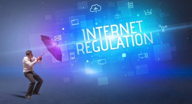 Siber saldırıya karşı şemsiyeyle savunma yapan bir işadamı ve internetteki yazıt, online güvenlik kavramı