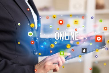 Sosyal medya simgeleri ve ONLINE yazıtlarıyla multimedya oynayan iş adamını kapat