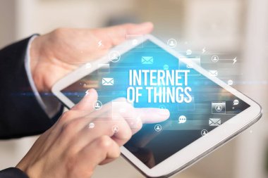 Bir tabletin yakın plan araştırması. Yazıtların interneti, modern teknoloji kavramı.